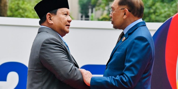 Keakraban Anwar Ibrahim dan Prabowo di KTT ASEAN di KLCC