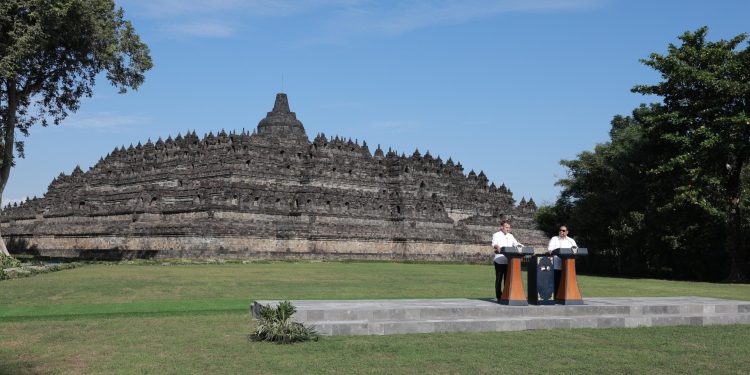 Macron dan Prabowo di Borobudur, Tunjukkan Rasa Kagum dan Hormat untuk Indonesia