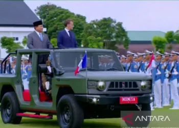 Prabowo dan Presiden Macron Tinjau Pasukan di Akmil Magelang dengan Naik Maung