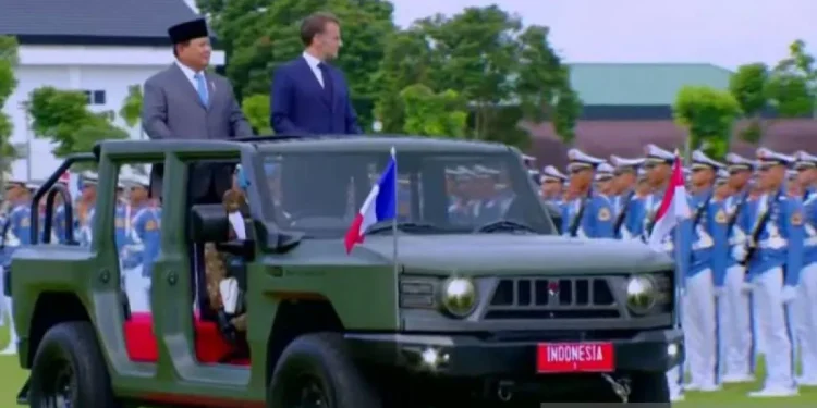 Prabowo dan Presiden Macron Tinjau Pasukan di Akmil Magelang dengan Naik Maung