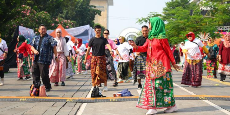 Cerita Seru BerKain di Kota Tua Jakarta dan Ragam Kisahnya