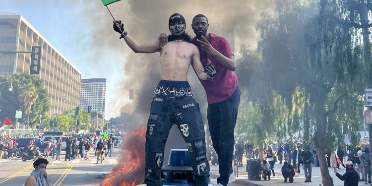 Kerusuhan LA Makin Brutal, 700 Marinir dan 2.000 Garda Nasional Dikerahkan