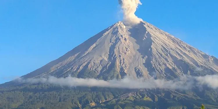 Tiga Gunung Erupsi Bersamaan Semeru Ili Lewotolok dan Dukono
