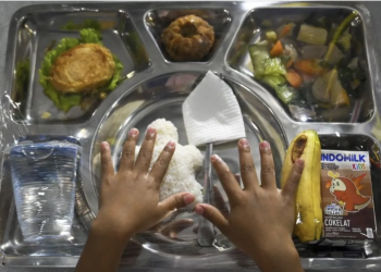 Makan Bergizi Gratis Program Ambisi Besar yang Belum Siap Diterima
