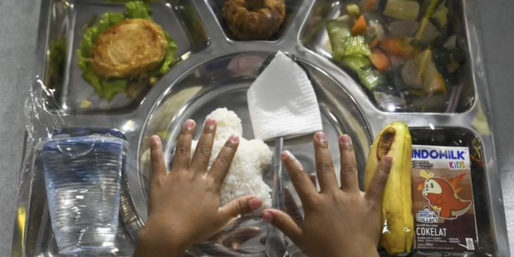 Makan Bergizi Gratis Program Ambisi Besar yang Belum Siap Diterima