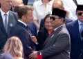 Momen Kehangatan Bastille Day, Prabowo Disalami Macron sebagai Tamu Kehormatan