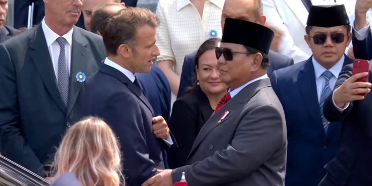 Momen Kehangatan Bastille Day, Prabowo Disalami Macron sebagai Tamu Kehormatan
