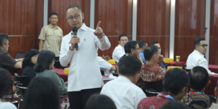 Eddy Soeparno Menampung Aspirasi Mahasiswa Unsrat dengan Fokus pada Lingkungan