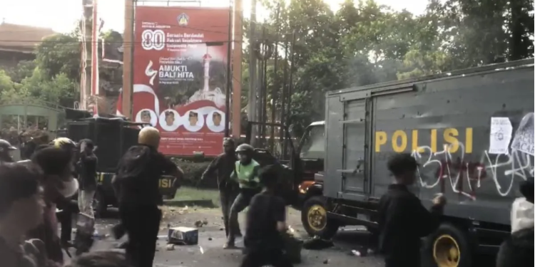 Personel Polresta Denpasar Dilarikan ke Rumah Sakit Setelah Diserang Massa