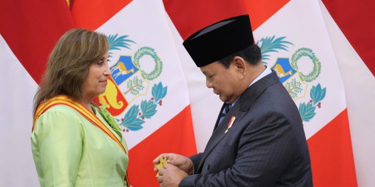 Prabowo dan Presiden Peru Kenang Momen Penghargaan Tertinggi 2024
