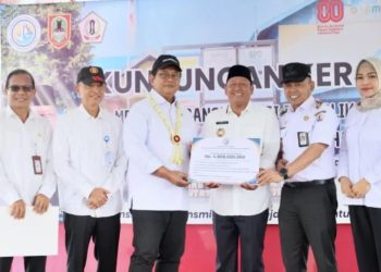 Wamen Viva Yoga Salurkan Bantuan 4,8 Miliar untuk Batola