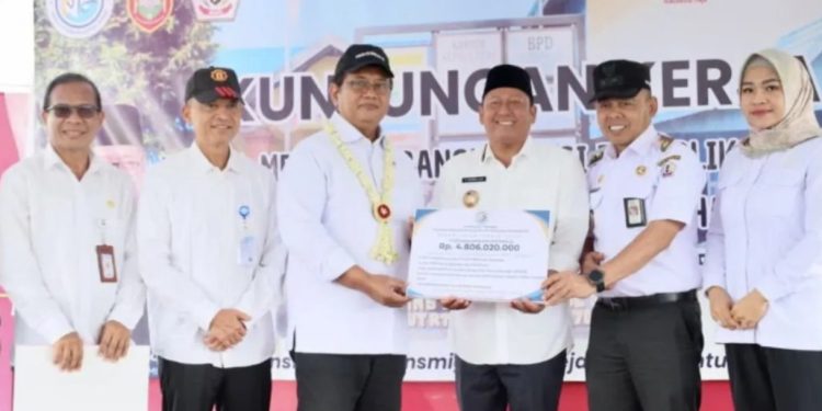 Wamen Viva Yoga Salurkan Bantuan 4,8 Miliar untuk Batola