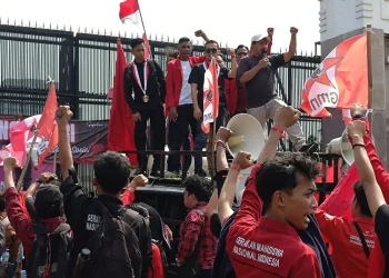 Unjuk Rasa GMNI di DPR MPR RI