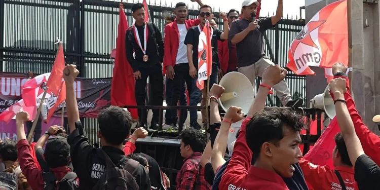 Unjuk Rasa GMNI di DPR MPR RI