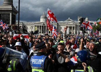 Demo Anti Imigran Terbesar di Inggris Ricuh, Banyak Polisi Terluka