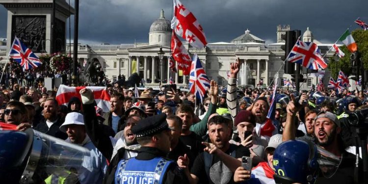 Demo Anti Imigran Terbesar di Inggris Ricuh, Banyak Polisi Terluka