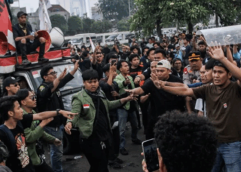 Ricuh Senen Massa Menjarah Puluhan Warga Tumbang Terpapar Gas Air Mata