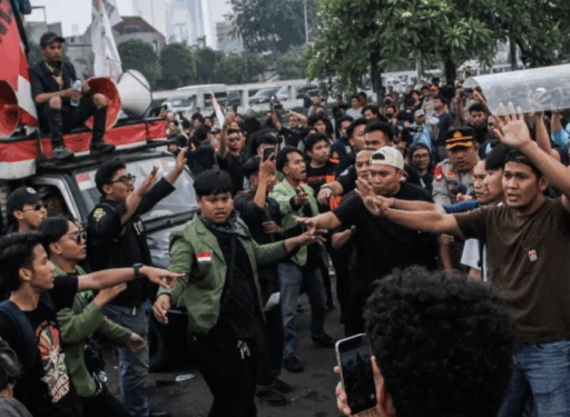 Ricuh Senen Massa Menjarah Puluhan Warga Tumbang Terpapar Gas Air Mata