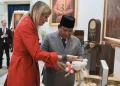 Prabowo dan Ratu Máxima Tukar Cenderamata Batik Pekalongan dan Jersey untuk Bobby