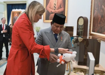Prabowo dan Ratu Máxima Tukar Cenderamata Batik Pekalongan dan Jersey untuk Bobby