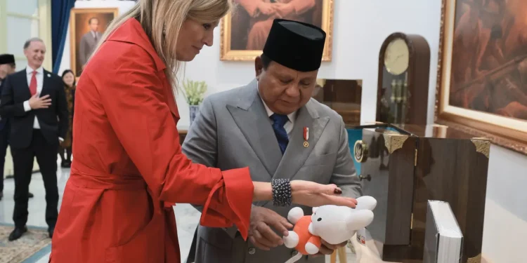 Prabowo dan Ratu Máxima Tukar Cenderamata Batik Pekalongan dan Jersey untuk Bobby