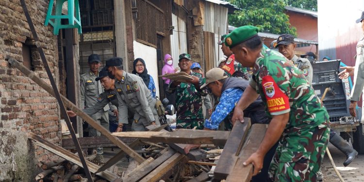 Pembongkaran Bangunan Liar oleh Pemkot Bekasi untuk Cegah Banjir di Margahayu