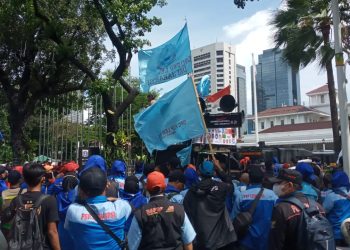Massa Buruh Blokir Jalan Depan Balai Kota DKI Jakarta Tuntut Kenaikan UMP Rp6 Juta