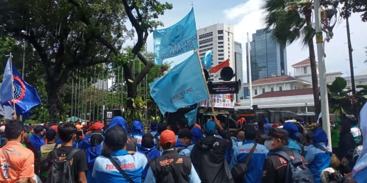 Massa Buruh Blokir Jalan Depan Balai Kota DKI Jakarta Tuntut Kenaikan UMP Rp6 Juta