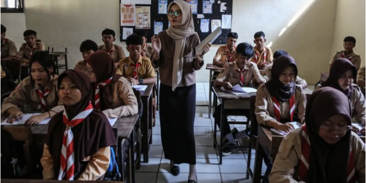 Insentif Guru Honorer Meningkat, DPR Minta Perhatian untuk Tenaga Administratif Sekolah