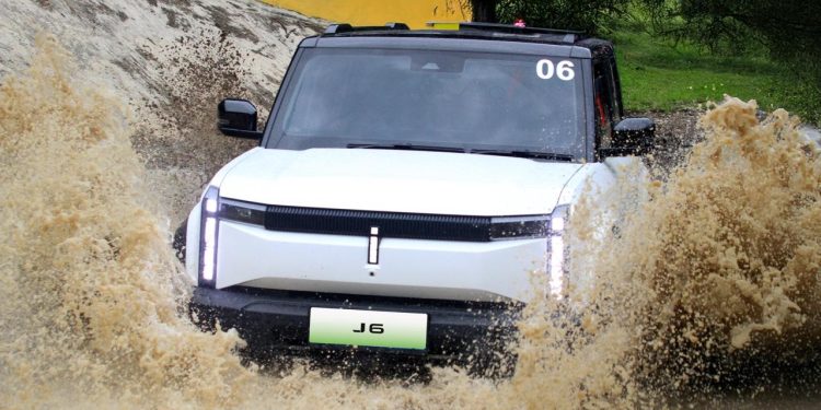 Ketinggian Ground Clearance Chery J6 dan J6T Unggul di Musim Hujan