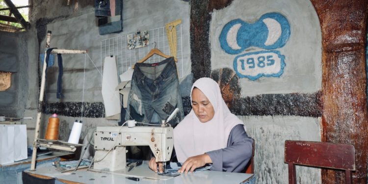 Melayani dengan Hati, ESG Tumbuh Bersama Pelaku Usaha Lokal Ibu-Ibu