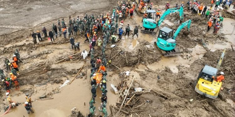 Hari Ketiga Longsor Bandung Barat, Tim SAR Temukan 13 Jenazah