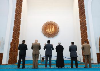 Menhan Sjamsoeddin dan Wakil Panglima TNI Ziarah ke Masjid Soeharto di Bosnia