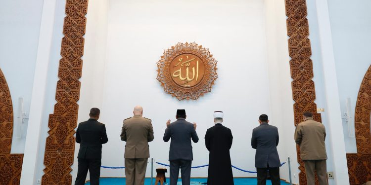 Menhan Sjamsoeddin dan Wakil Panglima TNI Ziarah ke Masjid Soeharto di Bosnia