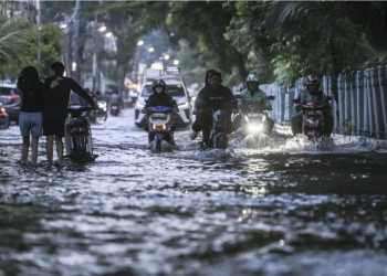Hujan Deras Sebabkan Banjir di 12 RT dan 17 Ruas Jalan Jakarta