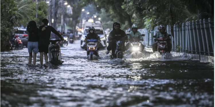 Hujan Deras Sebabkan Banjir di 12 RT dan 17 Ruas Jalan Jakarta