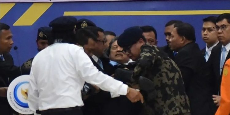 Menteri KKP Sempat Pingsan Saat Berada di Depan Jenazah Korban Kecelakaan Pesawat