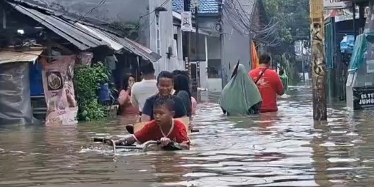 Update Banjir Jakarta: Jumat Siang Meluas ke 143 RT Terendam